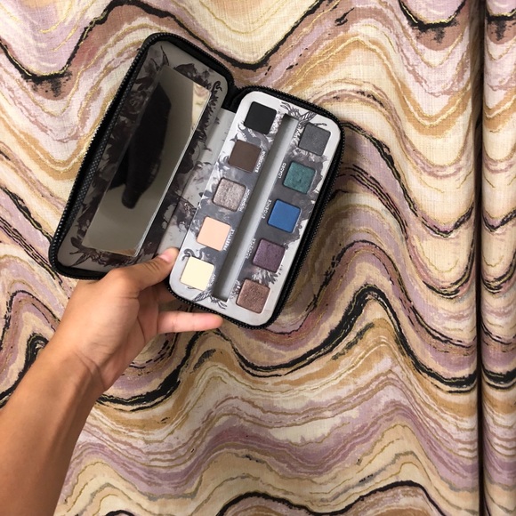 NEVER BEEN USED - URBAN DECAY EYESHADOW PALLET - Picture 2 of 3